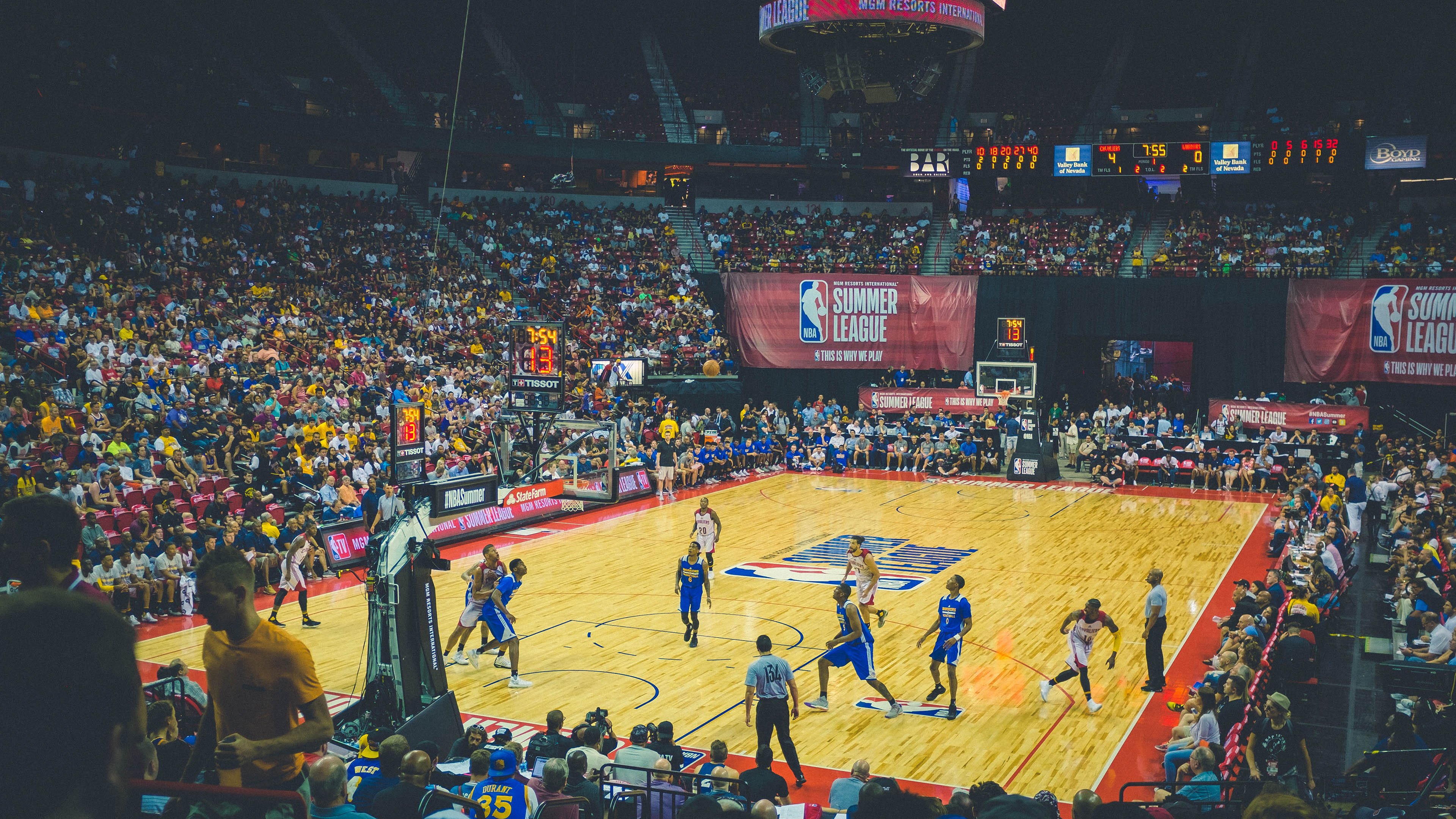 篮球联赛攻防节奏成为教练研究重点,篮球攻防训练