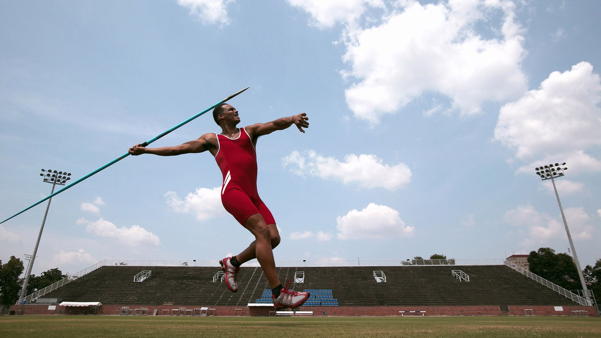 俱乐部与运动品牌共建训练设施 提升装备保障，锻炼俱乐部